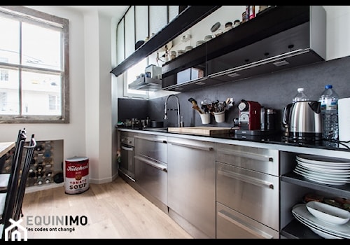 50m2 w stylu lat 50 - Średnia otwarta z salonem kuchnia jednorzędowa z oknem, styl industrialny - zdjęcie od eve07