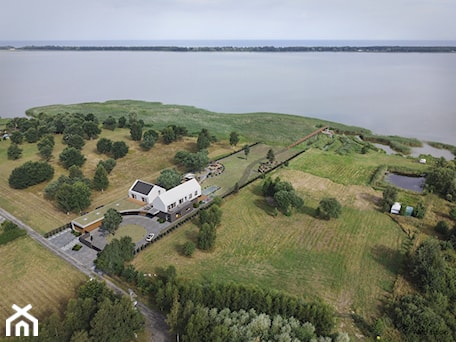 Aranżacje wnętrz - Domy: Dom nad jeziorem to projekt nowoczesnej rezydencji, która otwiera się widokowo na otaczający ją krajobraz naturalny. - AMJ studio - biuro architektoniczne. Przeglądaj, dodawaj i zapisuj najlepsze zdjęcia, pomysły i inspiracje designerskie. W bazie mamy już prawie milion fotografii!