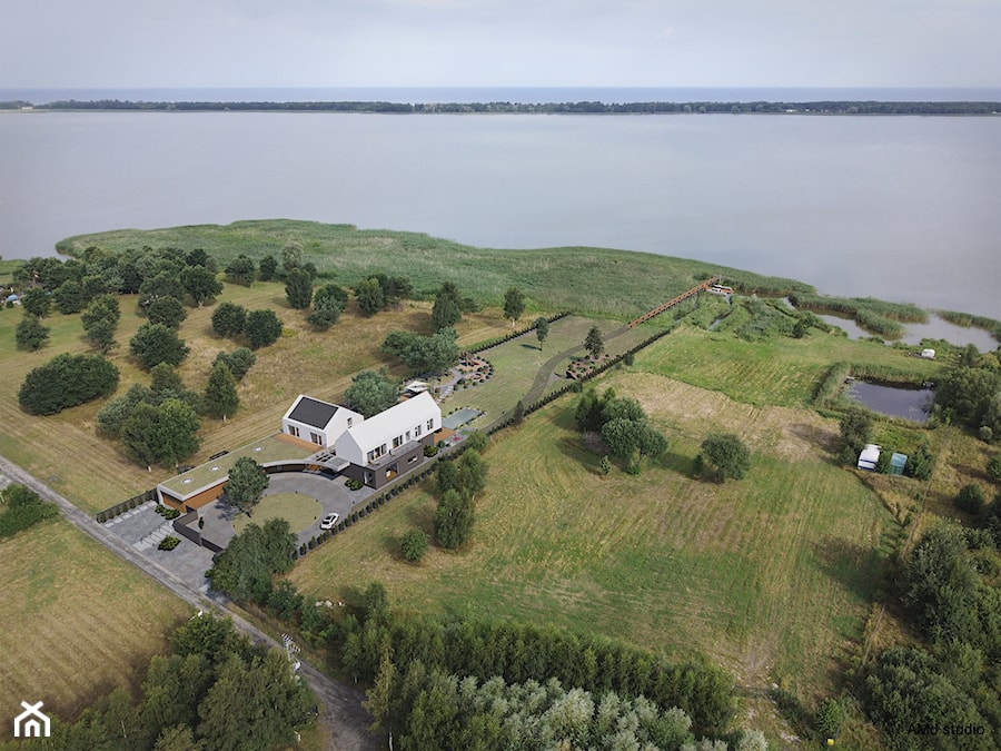 Dom nad jeziorem to projekt nowoczesnej rezydencji, która otwiera się widokowo na otaczający ją krajobraz naturalny. - zdjęcie od AMJ studio - biuro architektoniczne