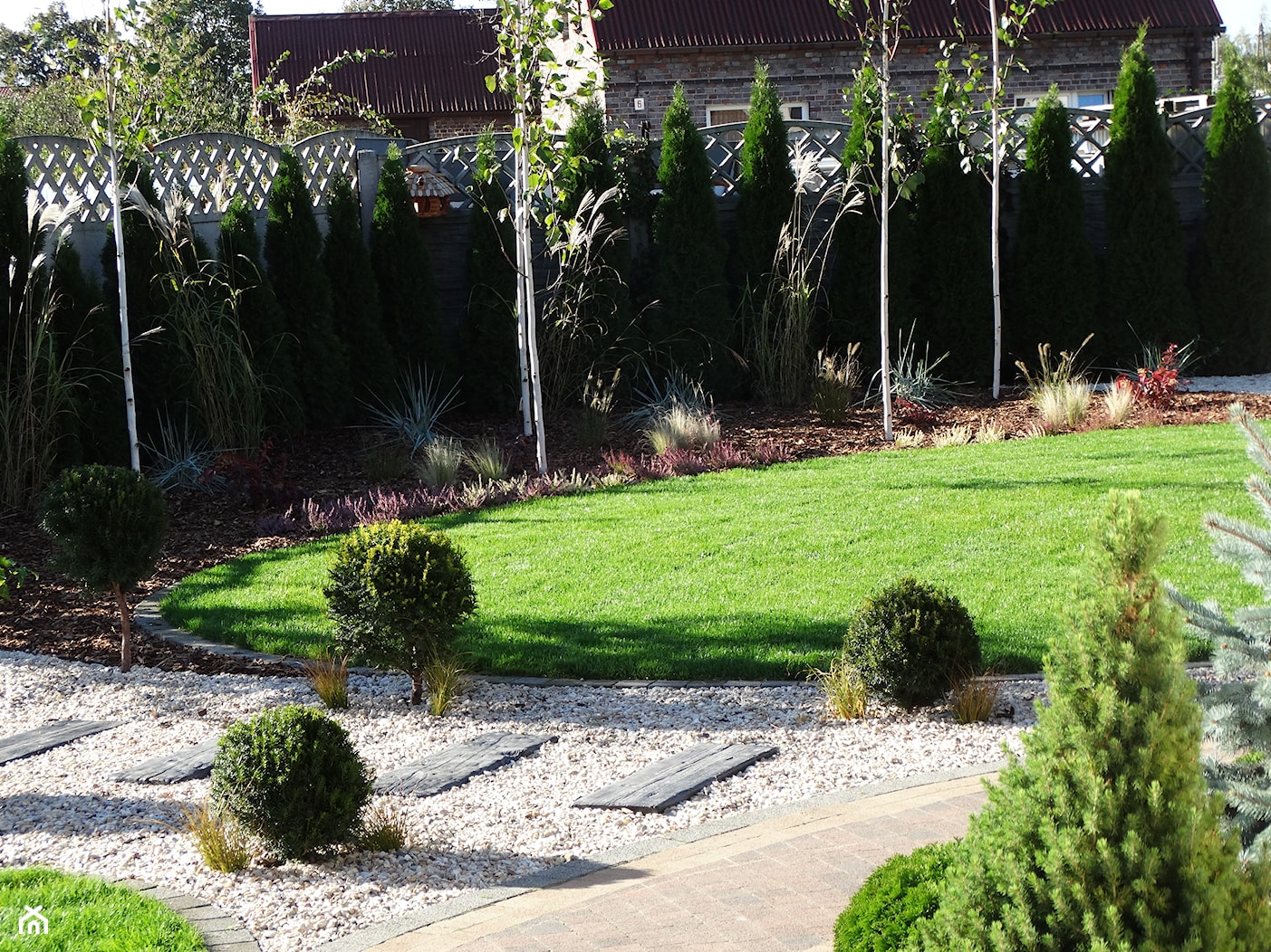 Brzozowy zakątek - Średni ogród przed domem - zdjęcie od Angelika Murek - Homebook