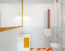 Dom dla rodziny z dziećmi - Mała na poddaszu bez okna z lustrem łazienka, styl nowoczesny - zdjęcie od wz studio - Homebook