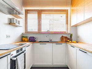 Dom dla rodziny z dziećmi - Mała zamknięta szara z zabudowaną lodówką z lodówką wolnostojącą z nablatowym zlewozmywakiem kuchnia w kształcie litery u z oknem, styl nowoczesny - zdjęcie od wz studio