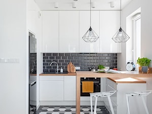 45 m2 w Warszawie - Średnia otwarta biała czarna z zabudowaną lodówką z nablatowym zlewozmywakiem kuchnia w kształcie litery u z oknem, styl skandynawski - zdjęcie od wz studio
