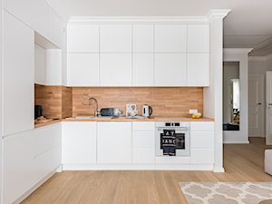 Nowoczesne mieszkanie - Średnia otwarta z salonem biała z zabudowaną lodówką z lodówką wolnostojącą z nablatowym zlewozmywakiem kuchnia w kształcie litery l, styl nowoczesny - zdjęcie od wz studio