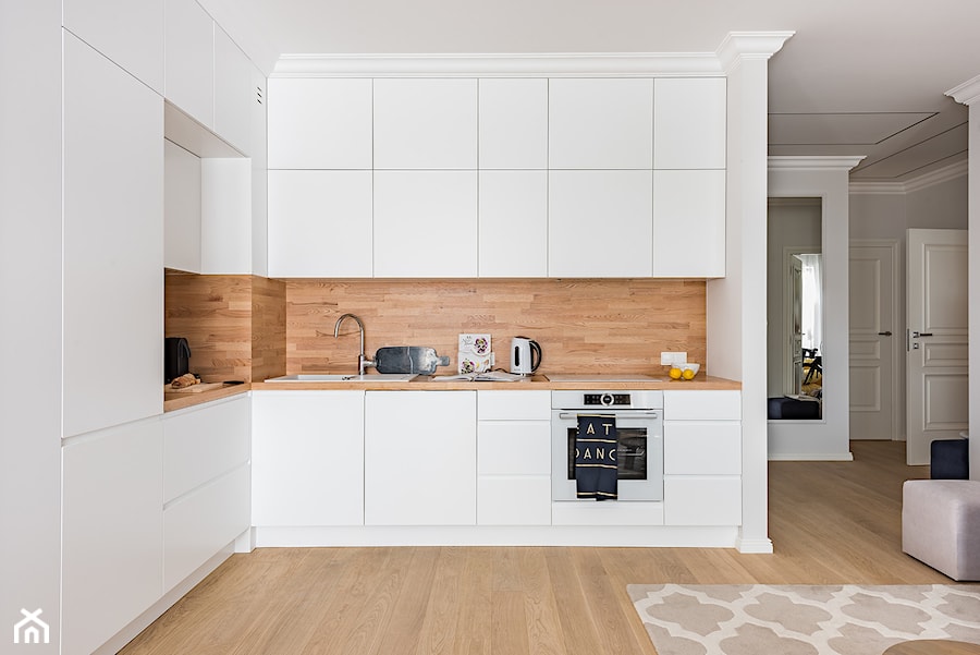 Nowoczesne mieszkanie - Średnia otwarta z salonem biała z zabudowaną lodówką z lodówką wolnostojącą z nablatowym zlewozmywakiem kuchnia w kształcie litery l, styl nowoczesny - zdjęcie od wz studio