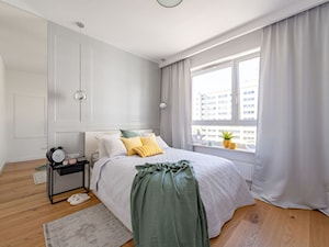 45 m2 w Warszawie - Duża biała szara sypialnia, styl nowoczesny - zdjęcie od wz studio