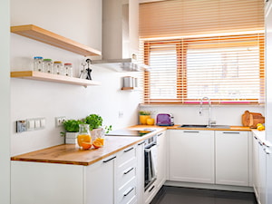 Dom dla rodziny z dziećmi - Średnia otwarta biała z zabudowaną lodówką z podblatowym zlewozmywakiem kuchnia w kształcie litery u z oknem, styl nowoczesny - zdjęcie od wz studio