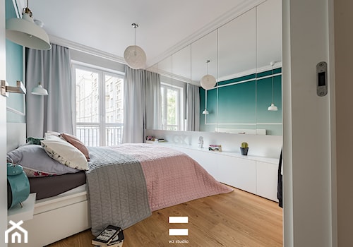 Mieszkanie w Warszawie - Średnia biała niebieska sypialnia z balkonem / tarasem, styl nowoczesny - zdjęcie od wz studio