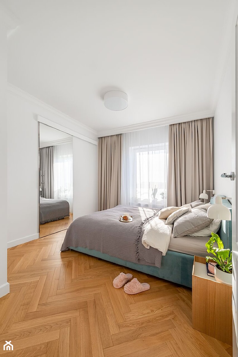 80 m2 w Warszawie - Średnia biała sypialnia, styl nowoczesny - zdjęcie od wz studio