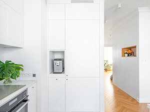 80 m2 w Warszawie - Mała otwarta z kamiennym blatem biała z zabudowaną lodówką z lodówką wolnostojącą kuchnia w kształcie litery l, styl nowoczesny - zdjęcie od wz studio
