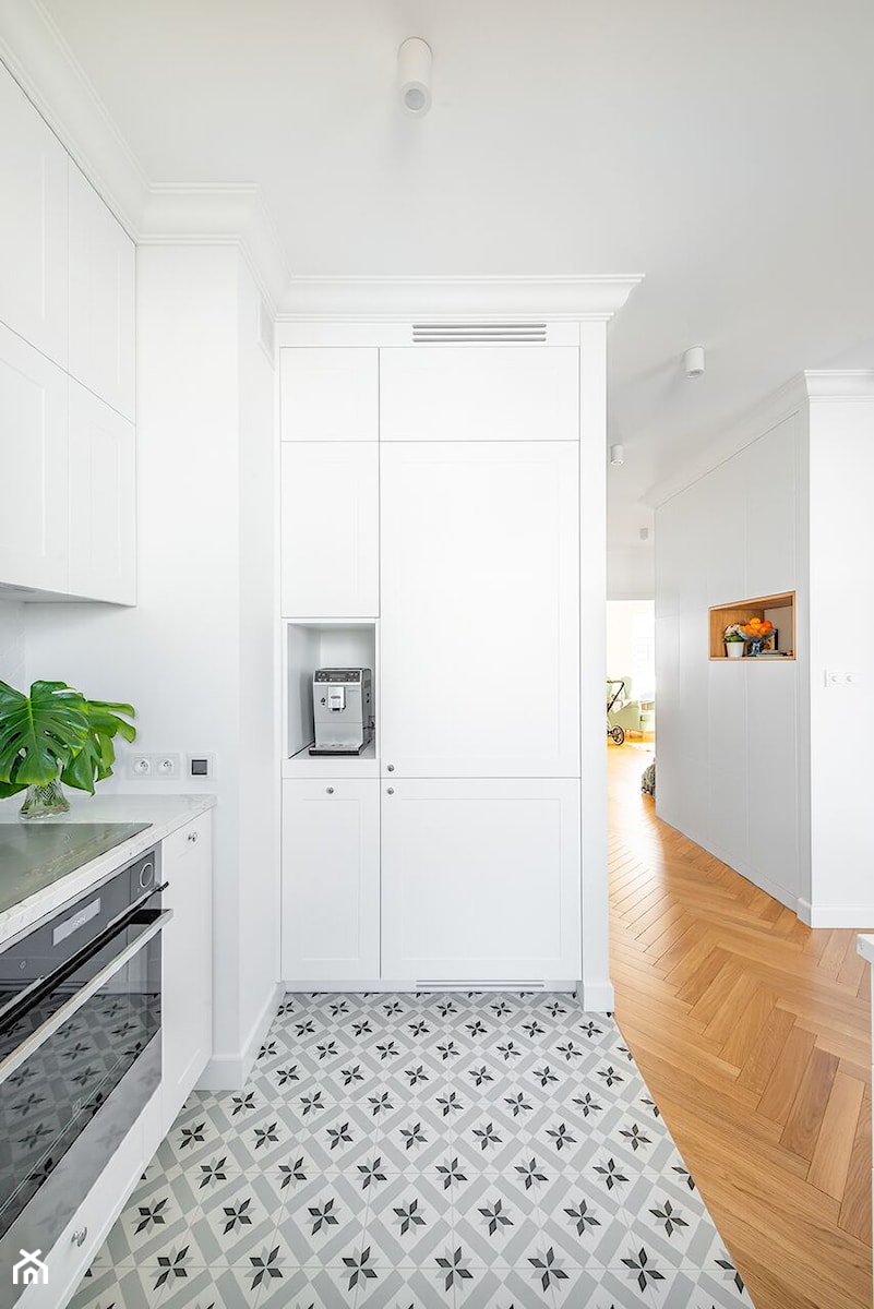 80 m2 w Warszawie - Mała otwarta z kamiennym blatem biała z zabudowaną lodówką z lodówką wolnostojącą kuchnia w kształcie litery l, styl nowoczesny - zdjęcie od wz studio