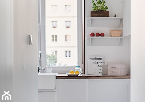 Mieszkanie w Warszawie - Mała otwarta biała z lodówką wolnostojącą z nablatowym zlewozmywakiem kuchnia jednorzędowa z oknem, styl nowoczesny - zdjęcie od wz studio