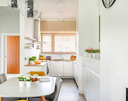 Dom dla rodziny z dziećmi - Średnia z salonem biała z zabudowaną lodówką z podblatowym zlewozmywakie ... - zdjęcie od wz studio - Homebook