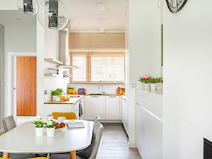 Dom dla rodziny z dziećmi - Średnia z salonem biała z zabudowaną lodówką z podblatowym zlewozmywakiem kuchnia w kształcie litery u z oknem, styl nowoczesny - zdjęcie od wz studio