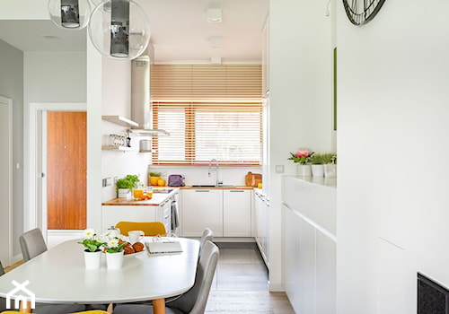 Dom dla rodziny z dziećmi - Średnia z salonem biała z zabudowaną lodówką z podblatowym zlewozmywakiem kuchnia w kształcie litery u z oknem, styl nowoczesny - zdjęcie od wz studio