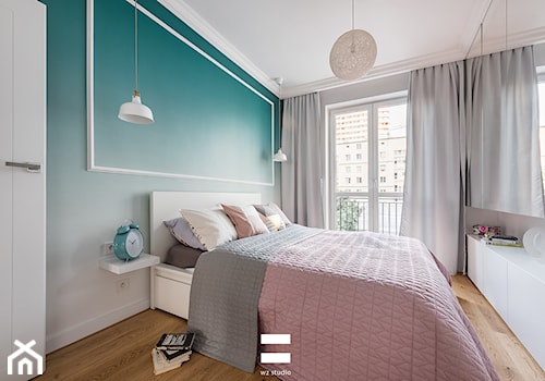 Mieszkanie w Warszawie - Średnia biała niebieska sypialnia z balkonem / tarasem, styl nowoczesny - zdjęcie od wz studio