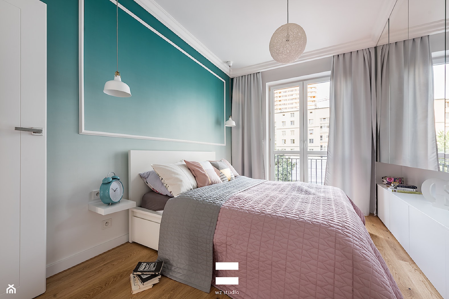 Mieszkanie w Warszawie - Średnia biała niebieska sypialnia z balkonem / tarasem, styl nowoczesny - zdjęcie od wz studio - Homebook