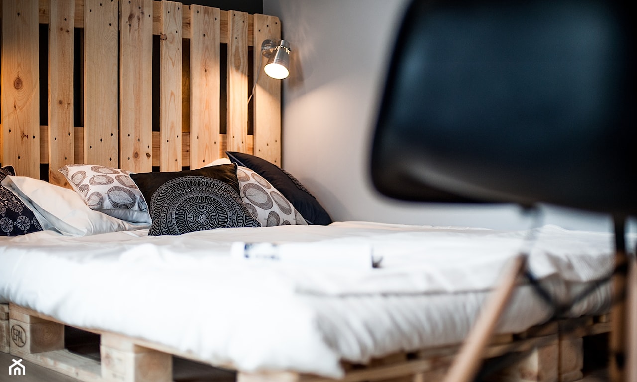 łóżko z drewnianych palet