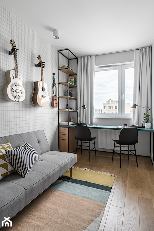 szara sofa w biurze domowym, biuro domowe, gitary na ścianie