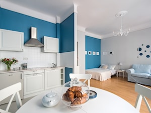 Apartament z klasą - rearanżacja i home staging mieszkania na wynajem - Średni niebieski szary salon z kuchnią z jadalnią, styl tradycyjny - zdjęcie od IDEALS . Marta Jaślan Interiors