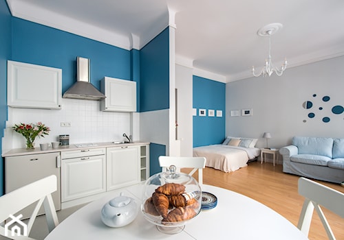 Apartament z klasą - rearanżacja i home staging mieszkania na wynajem - Średni niebieski szary salon z kuchnią z jadalnią, styl tradycyjny - zdjęcie od IDEALS . Marta Jaślan Interiors