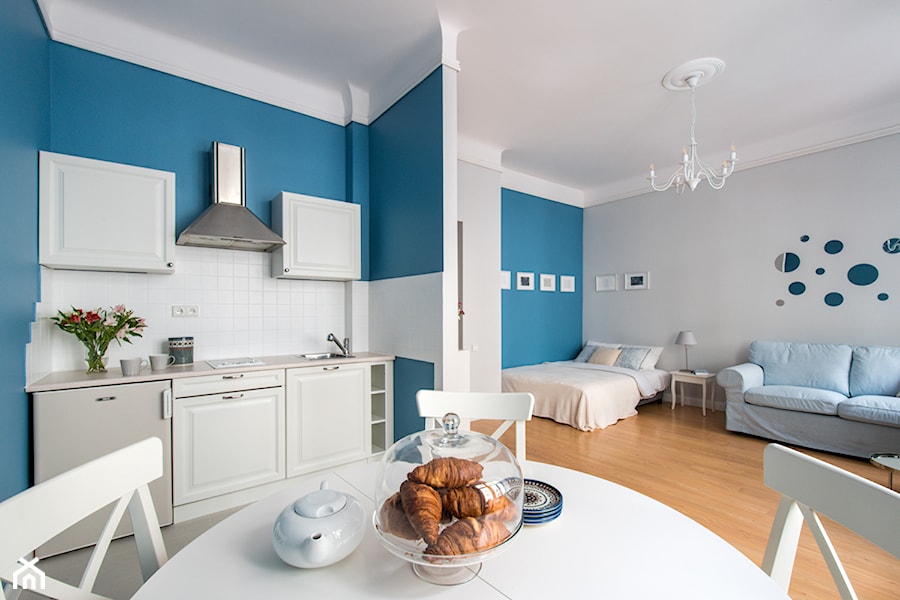 Apartament z klasą - rearanżacja i home staging mieszkania na wynajem - Średni niebieski szary salon z kuchnią z jadalnią, styl tradycyjny - zdjęcie od IDEALS . Marta Jaślan Interiors