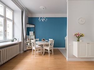 Apartament z klasą - rearanżacja i home staging mieszkania na wynajem - Średnia biała niebieska jadalnia w kuchni, styl tradycyjny - zdjęcie od IDEALS . Marta Jaślan Interiors