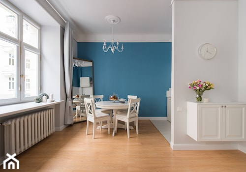 Apartament z klasą - rearanżacja i home staging mieszkania na wynajem - Średnia biała niebieska jadalnia w kuchni, styl tradycyjny - zdjęcie od IDEALS . Marta Jaślan Interiors