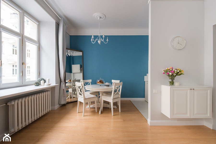 Apartament z klasą - rearanżacja i home staging mieszkania na wynajem - Średnia biała niebieska jadalnia w kuchni, styl tradycyjny - zdjęcie od IDEALS . Marta Jaślan Interiors