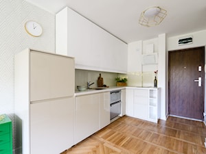 Zielony Żoliborz - Mała z salonem biała z zabudowaną lodówką z podblatowym zlewozmywakiem kuchnia w kształcie litery l, styl nowoczesny - zdjęcie od IDEALS . Marta Jaślan Interiors