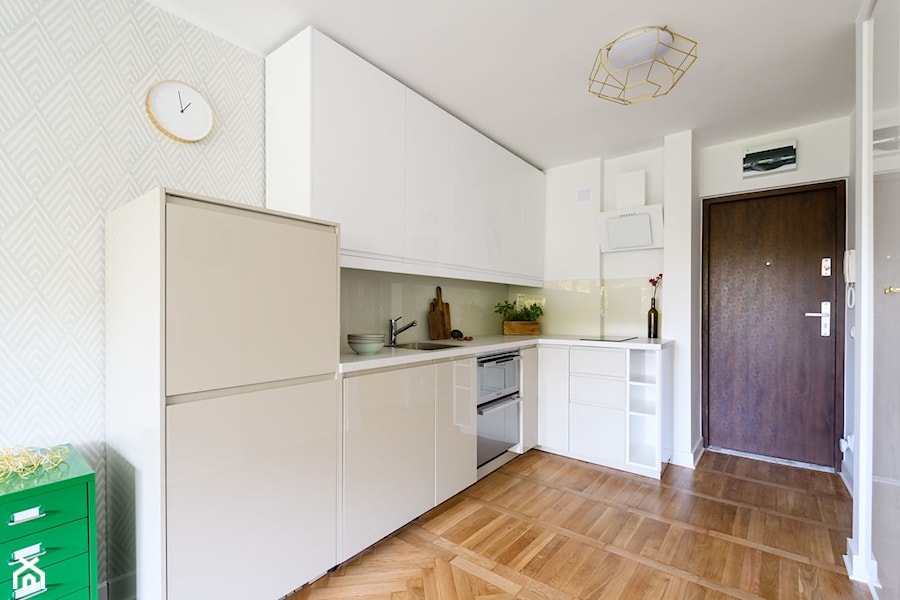 Zielony Żoliborz - Mała z salonem biała z zabudowaną lodówką z podblatowym zlewozmywakiem kuchnia w kształcie litery l, styl nowoczesny - zdjęcie od IDEALS . Marta Jaślan Interiors