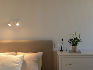 Apartament w beżach - Sypialnia, styl nowoczesny - zdjęcie od IDEALS . Marta Jaślan Interiors