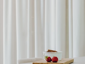 Józefów i współczesny Świdermajer - Mała otwarta z kamiennym blatem biała kuchnia jednorzędowa z oknem, styl minimalistyczny - zdjęcie od IDEALS . Marta Jaślan Interiors