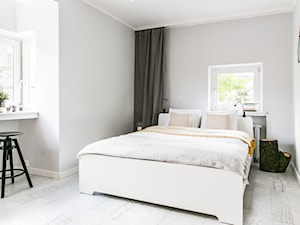 Apartament inny niż wszystkie - rearanżacja i home staging mieszkania na wynajem - Średnia biała z biurkiem sypialnia, styl minimalistyczny - zdjęcie od IDEALS . Marta Jaślan Interiors
