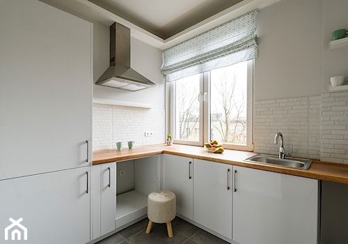 Ochota - mieszkanie na sprzedaż - Średnia zamknięta biała z nablatowym zlewozmywakiem kuchnia w kształcie litery l z oknem - zdjęcie od IDEALS . Marta Jaślan Interiors