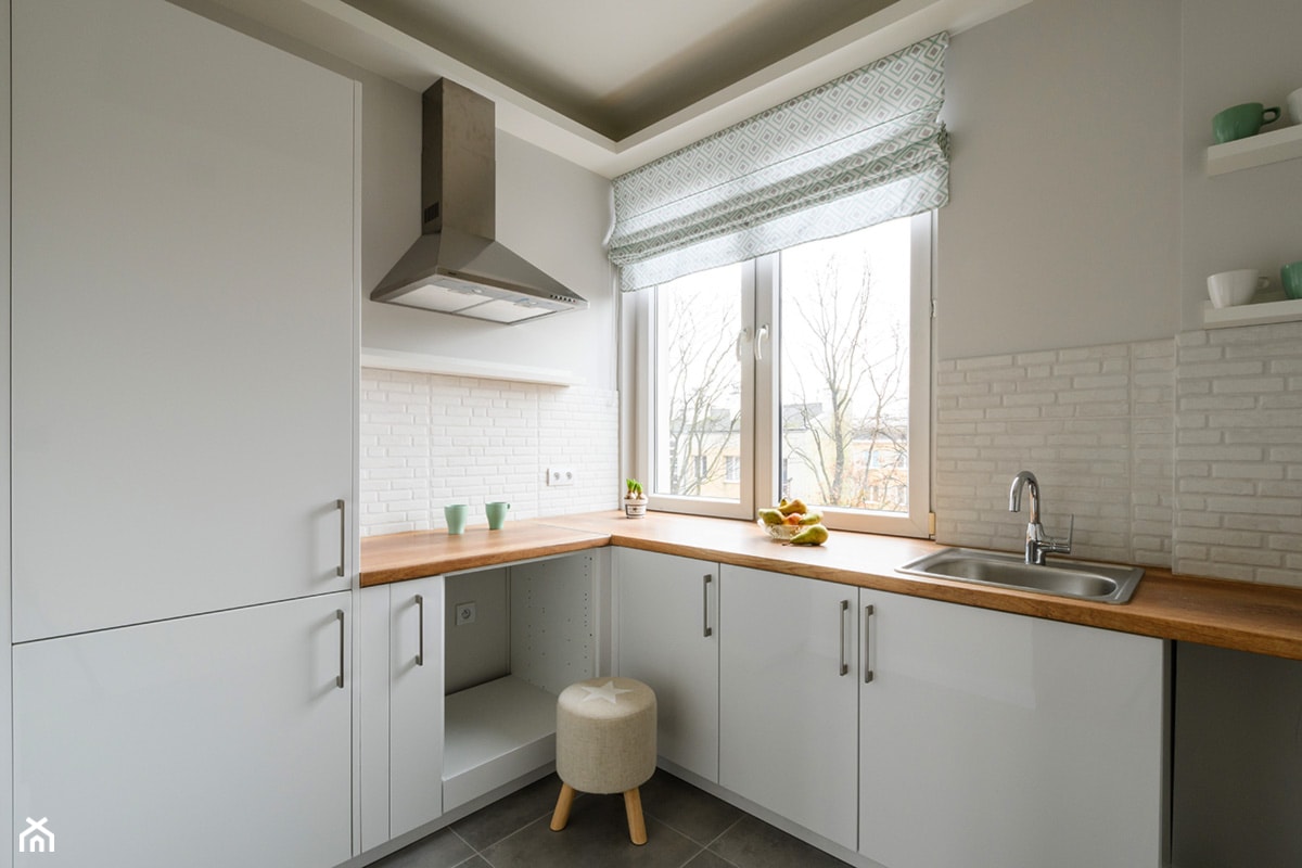 Ochota - mieszkanie na sprzedaż - Średnia zamknięta biała z nablatowym zlewozmywakiem kuchnia w kształcie litery l z oknem - zdjęcie od IDEALS . Marta Jaślan Interiors - Homebook