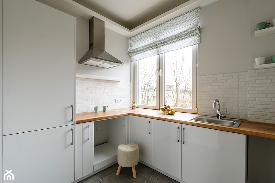 Ochota - mieszkanie na sprzedaż - Średnia zamknięta biała z nablatowym zlewozmywakiem kuchnia w kształcie litery l z oknem - zdjęcie od IDEALS . Marta Jaślan Interiors