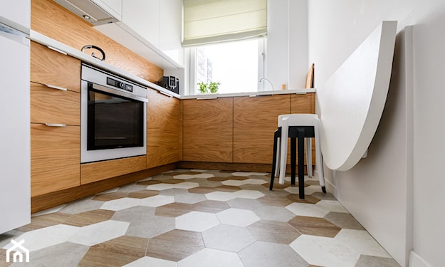 płytki heksagonalne w kuchni na podłodze