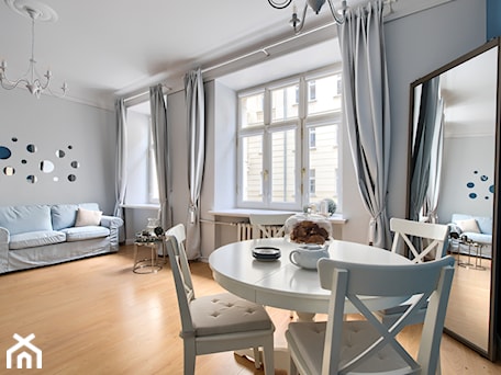 Aranżacje wnętrz - Jadalnia: Apartament z klasą - rearanżacja i home staging mieszkania na wynajem - Mała niebieska szara jadalnia w salonie, styl tradycyjny - IDEALS . Marta Jaślan Interiors. Przeglądaj, dodawaj i zapisuj najlepsze zdjęcia, pomysły i inspiracje designerskie. W bazie mamy już prawie milion fotografii!