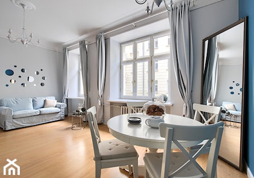 Apartament z klasą - rearanżacja i home staging mieszkania na wynajem - Mała niebieska szara jadalnia w salonie, styl tradycyjny - zdjęcie od IDEALS . Marta Jaślan Interiors