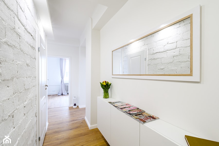 Ochota - mieszkanie na sprzedaż - Mały biały hol / przedpokój - zdjęcie od IDEALS . Marta Jaślan Interiors