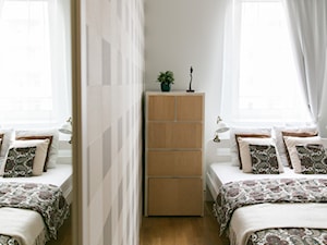 Rearanżacja i home staging mieszkania na wynajem - Mała biała szara sypialnia, styl skandynawski - zdjęcie od IDEALS . Marta Jaślan Interiors