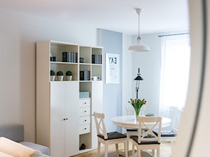 Rearanżacja i home staging mieszkania na wynajem - Mały biały salon z jadalnią, styl skandynawski - zdjęcie od IDEALS . Marta Jaślan Interiors