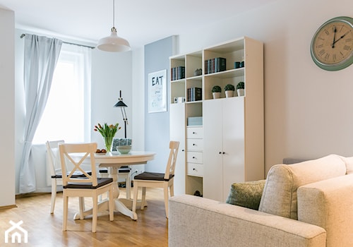 Rearanżacja i home staging mieszkania na wynajem - Mały biały salon, styl skandynawski - zdjęcie od IDEALS . Marta Jaślan Interiors