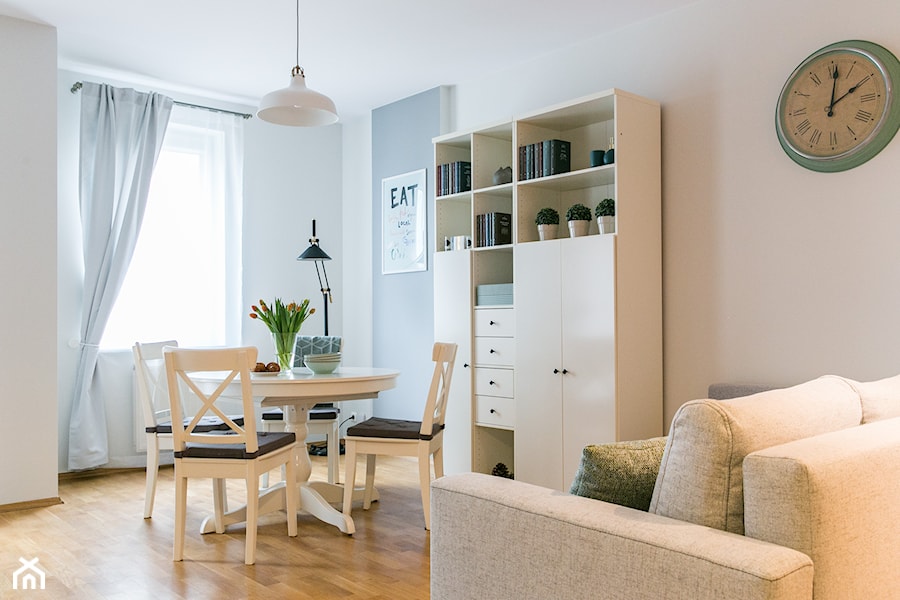 Rearanżacja i home staging mieszkania na wynajem - Mały biały salon, styl skandynawski - zdjęcie od IDEALS . Marta Jaślan Interiors