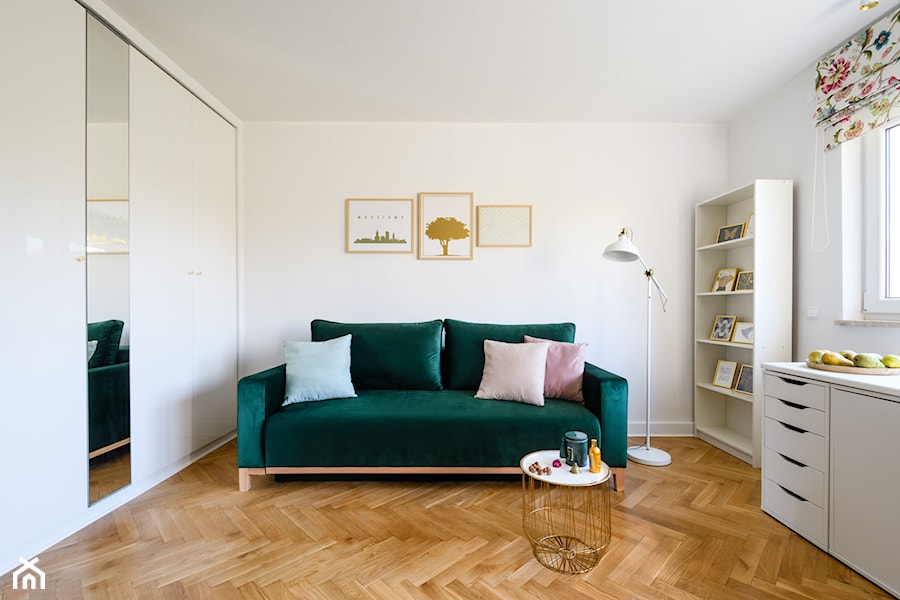 Zielony Żoliborz - Mały biały salon, styl nowoczesny - zdjęcie od IDEALS . Marta Jaślan Interiors