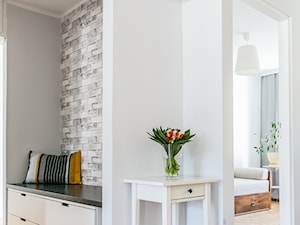 Apartament inny niż wszystkie - rearanżacja i home staging mieszkania na wynajem - Hol / przedpokój, styl minimalistyczny - zdjęcie od IDEALS . Marta Jaślan Interiors