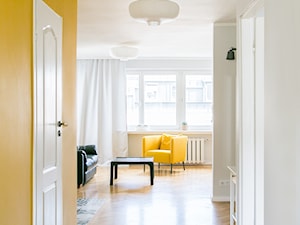 Apartament inny niż wszystkie - rearanżacja i home staging mieszkania na wynajem - Mały biały żółty salon, styl minimalistyczny - zdjęcie od IDEALS . Marta Jaślan Interiors