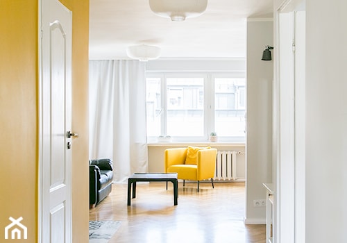 Apartament inny niż wszystkie - rearanżacja i home staging mieszkania na wynajem - Mały biały żółty salon, styl minimalistyczny - zdjęcie od IDEALS . Marta Jaślan Interiors