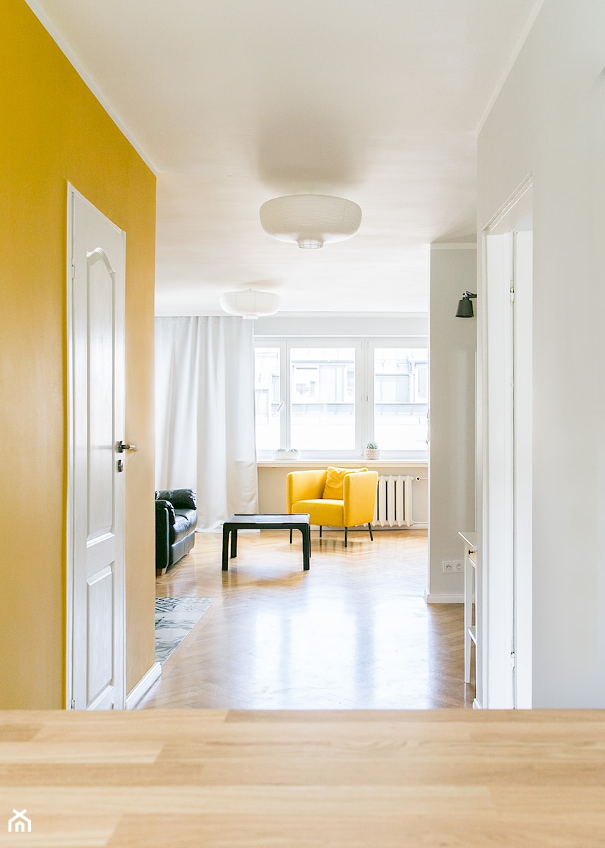 Apartament inny niż wszystkie - rearanżacja i home staging mieszkania na wynajem - Mały biały żółty salon, styl minimalistyczny - zdjęcie od IDEALS . Marta Jaślan Interiors